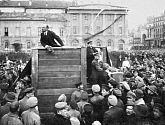 Ленин выступает перед войсками, отправляющимися на польский фронт. Москва, площадь Свердлова, 5 мая 1920